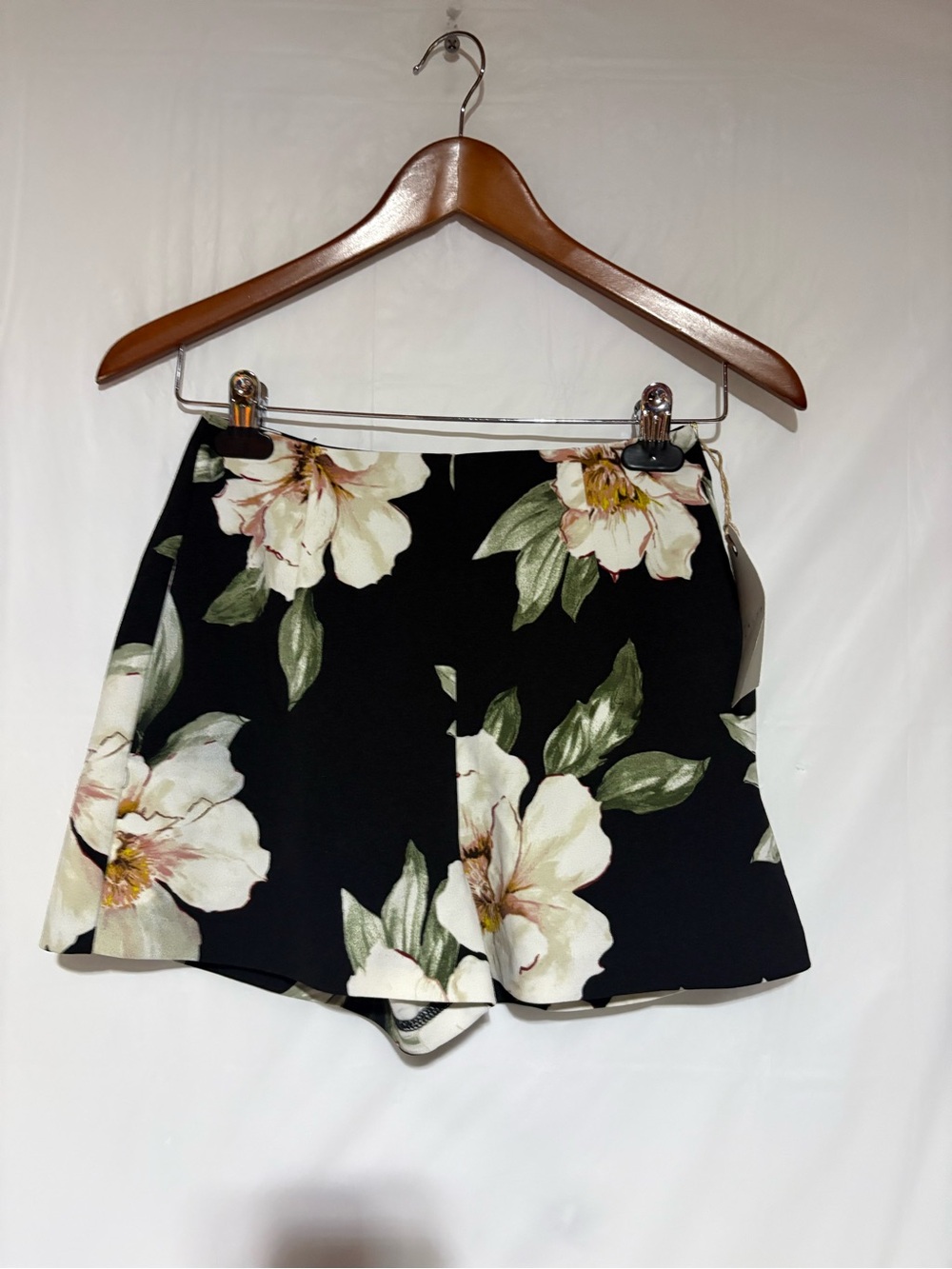 Leith Black Floral High-Waist Shorts with Cream Blooms